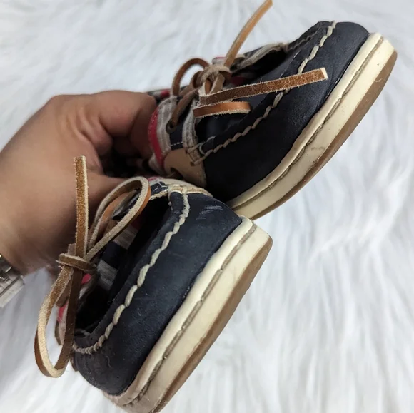 Beautiful classic feminine navy blue Sperry's. SIZE 7.5. - Picture 8 of 8